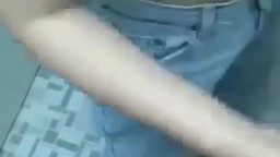 Vào phòng tắm bú cu mà em sạch sẽ rửa chim anh mãi mới chịu mút