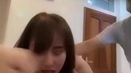 Hai em gái xinh tươi cười phục vụ nhiệt tình các anh khách trung