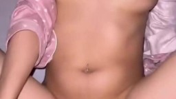 Em đang chịch sướng mà anh mệt thở như trâu làm em phải tự nhấp