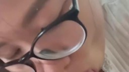 Em sinh viên kính cận bú cu là em không để rớt một giọt tinh nào nuốt ngon lành
