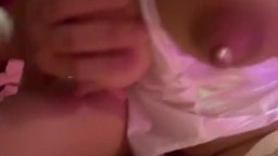 Đang nuôi con nhỏ mà em nứng chịch sữa bắn cả vào mặt anh em còn vắt sữa cho anh xem