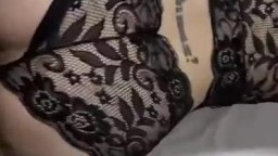 Nhìn hình xăm "do you wanna see" ở mông em không biết anh là gà hay là thóc luôn