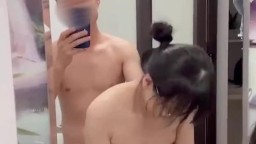 Bé sinh viên kính cận cực phẩm chịch trong phòng tắm mà em rên hàng xóm cũng nghe thấy