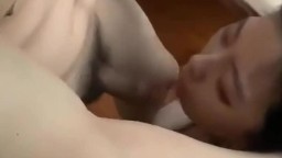 Đứng quay phim xem bé sinh viên bú cu cho thằng bạn mà được 1 phút nó đã xuất tinh cả lên tóc em