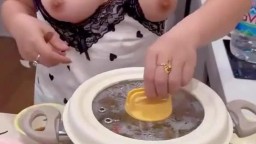 Cơm no bò cưỡi chịch xong được các chị nấu đồ ăn cho còn đòi chịch tiếp