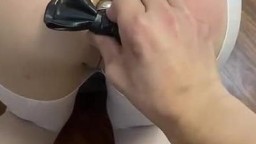 Nhét đồ chơi vào đít bắt em làm chó con bò khắp nhà chịch lút cán anh còn nghịch đít em