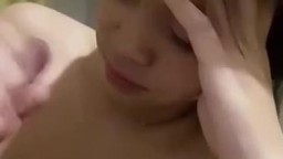 Cô bạn thân mặt ngây thơ hồn nhiên người nhỏ xinh đang chịch sướng thì bất ngờ anh xuất tinh