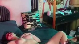 Anh thợ ảnh có tâm vét máng móc bướm em mẫu chảy nước để chụp ảnh