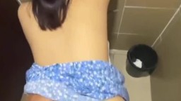 Đang đi uống cà phê thì tự nhiên em nứng làm luôn 1 nháy trong wc quán