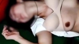 Đi hát karaoke đang móc cua bú ti em tay vịn thì thằng bạn đến quay phim