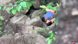 Đi du lịch với công ty mà em đồng nghiệp lén lút chịch bên bờ suối