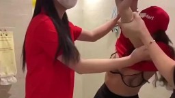 3 em nhân viên siêu thị nứng quá trốn làm vào wc thỏa mãn cho nhau