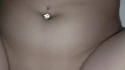 Anh đã bảo yên tâm đăng lên mạng không lộ mặt mà em vẫn cố che