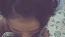 Cả nhà hát karaoke bên ngoài còn anh đưa em vào wc bú cu lén lút