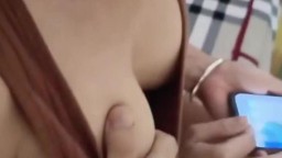 Em đang nhắn tin nói chuyện với con mà anh cũng đè ra giường chịch