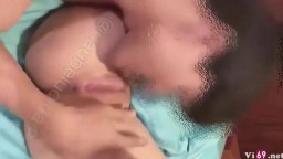 Bé nữ sinh bướm hồng hào non tơ lần nào chịch anh cũng đè em ra vét cạn nước