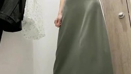 Đi siêu thị mà em kẹp cả đồ chơi vào bướm lén nghịch trong phòng thử đồ – Phần 2