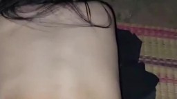 Rủ em ra đồng ngắm trăng anh cẩn thận mang theo cả chiếu mà quên mang bao