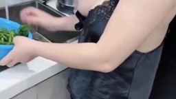 Đang nấu ăn anh kéo quần chịch ngay trong bếp em xin tha mà anh không chịu