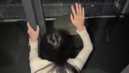 Cho em làm thằn lằn bám kính mà em rên liên tục kêu anh dừng lại không người ta nhìn thấy