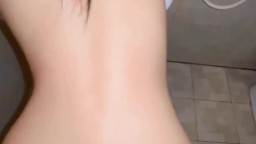 Qua phòng chơi em sinh viên từ phòng tắm ra giường càng chịch bướm em càng chảy nhiều nước