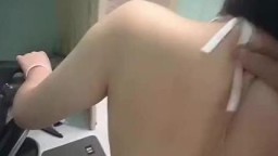Mở cửa phòng trọ chịch cho hàng xóm ngắm em sinh viên chân dài trong bộ lót dây lọt khe