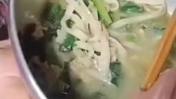 Độc lạ em ăn mì còn lấy chim anh chấm vào nước để mút