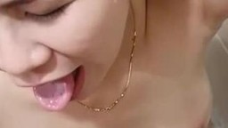 Đang bú cu ngon lành thì anh đái vào miệng ướt hết người nhưng em mặc kệ bú cu tiếp