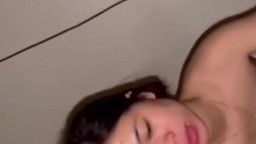Em vừa nghe điện thoại vừa để anh bên dưới lấy sextoy nghịch