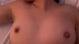 Mới quen nên em còn ngại cởi đồ nằm ngoan ngoãn cho anh chịch