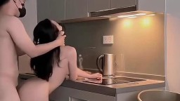 Em gymer ở nhà là không mặc đồ đang nấu ăn anh cũng mò vào chịch em ngay trên bếp
