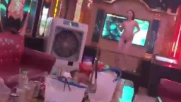 Karaoke khỏa thân mấy anh em bất ngờ với kỹ năng dùng bướm gắp xoài của em KTV