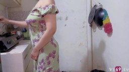 Mẹ nuôi ngon cỡ này đang nấu ăn trong bếp con cũng kéo quần chịch bằng được