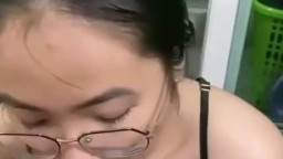 Em kính cận say mê bú mút ở phòng khách chung cư