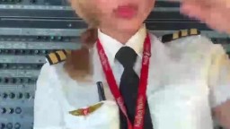 Nữ phi công Vietjet lộ clip nghịch đồ chơi cho người yêu xem