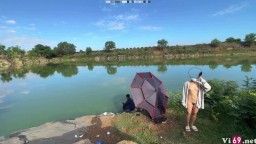 Bé người yêu ra hồ cá phô dâm mặc kệ cần thủ đang câu