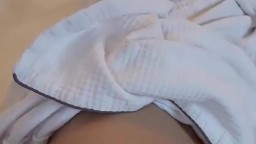 Đi du lịch tắm xong em còn giả vờ ngủ để anh khám phá cơ thể sau lớp áo tắm